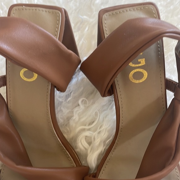 Camel colored squat toed heels - Picture 3 of 5